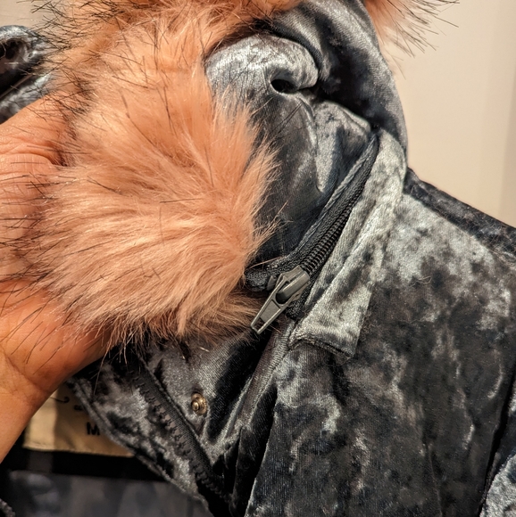 Ladies adorable Ci Sono velvet jacket. - Picture 6 of 6